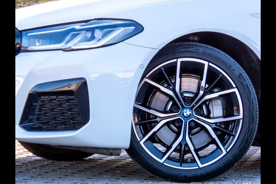 BMW 5 Serie Touring 530e M-SPORT ** LASER, LEDER, PANORAMA, TREKH, HuD, H&K Sound ** € 39.000,= onder NP - Ex. BMW-AG ** ** INFORMEER OOK NAAR ONZE AANTREKKELIJKE FINANCIAL-LEASE TARIEVEN **
