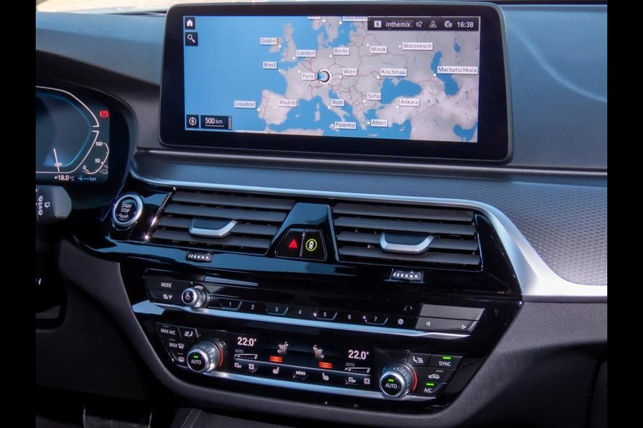 BMW 5 Serie Touring 530e M-SPORT ** LASER, LEDER, PANORAMA, TREKH, HuD, H&K Sound ** € 39.000,= onder NP - Ex. BMW-AG ** ** INFORMEER OOK NAAR ONZE AANTREKKELIJKE FINANCIAL-LEASE TARIEVEN **