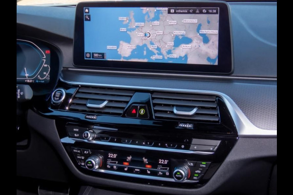 BMW 5 Serie Touring 530e M-SPORT ** LASER, LEDER, PANORAMA, TREKH, HuD, H&K Sound ** € 39.000,= onder NP - Ex. BMW-AG ** ** INFORMEER OOK NAAR ONZE AANTREKKELIJKE FINANCIAL-LEASE TARIEVEN **