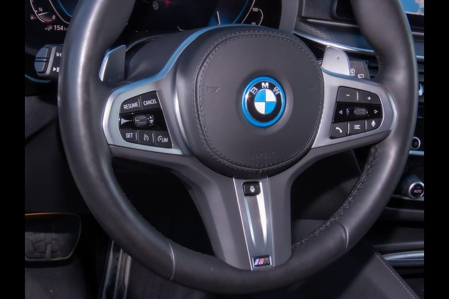 BMW 5 Serie Touring 530e M-SPORT ** LASER, LEDER, PANORAMA, TREKH, HuD, H&K Sound ** € 39.000,= onder NP - Ex. BMW-AG ** ** INFORMEER OOK NAAR ONZE AANTREKKELIJKE FINANCIAL-LEASE TARIEVEN **