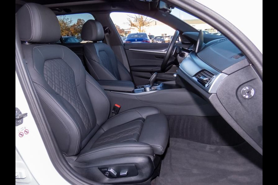 BMW 5 Serie Touring 530e M-SPORT ** LASER, LEDER, PANORAMA, TREKH, HuD, H&K Sound ** € 39.000,= onder NP - Ex. BMW-AG ** ** INFORMEER OOK NAAR ONZE AANTREKKELIJKE FINANCIAL-LEASE TARIEVEN **