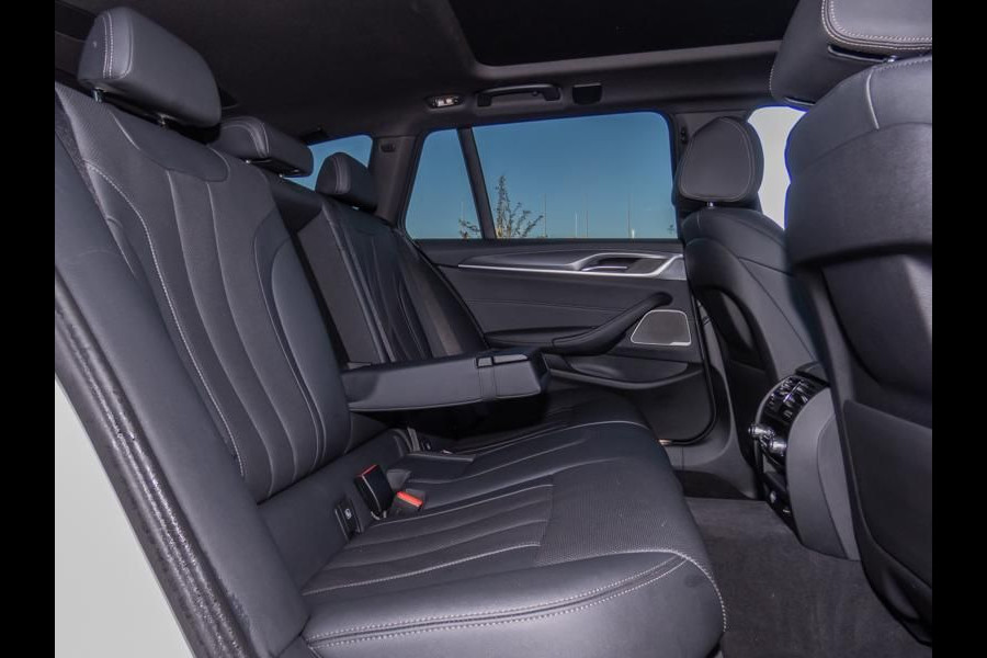 BMW 5 Serie Touring 530e M-SPORT ** LASER, LEDER, PANORAMA, TREKH, HuD, H&K Sound ** € 39.000,= onder NP - Ex. BMW-AG ** ** INFORMEER OOK NAAR ONZE AANTREKKELIJKE FINANCIAL-LEASE TARIEVEN **