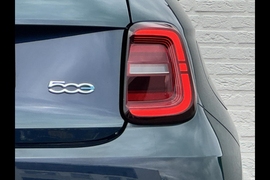 Fiat 500E CABRIO 42 kWh Ocean Green metallic Cruise control Climate control Apple / Android DAB Radio Navigatie