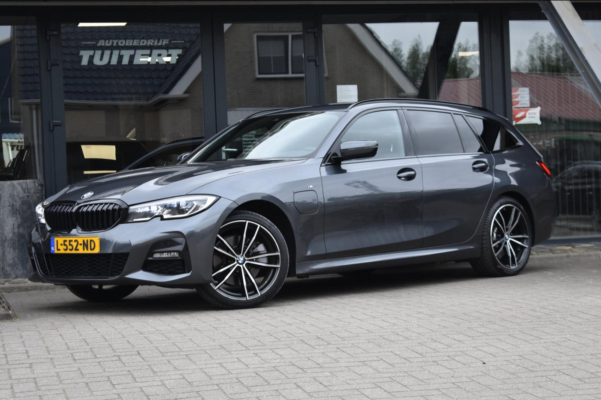 BMW 3 Serie Touring 320e M-SPORT | SHADOW-LINE | EL. WEGKL. TREKHAAK | HEAD-UP DISPLAY | APPLE CARPLAY | ANDROID AUTO | LEDER BMW 3 Serie Touring 320e M-SPORT | SHADOW-LINE | EL. WEGKL. TREKHAAK | HEAD-UP DISPLAY | APPLE CARPLAY | ANDROID AUTO | LEDER