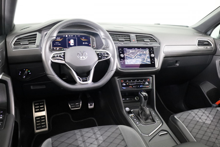 Volkswagen Tiguan Allspace 1.5 TSI R-Line Business 7p. 150 pk | Verlengde garantie | Navigatie | Panoramadak | Parkeersensoren | Adaptieve cruise control | Stoelverwarming | Matrix LED koplampen |