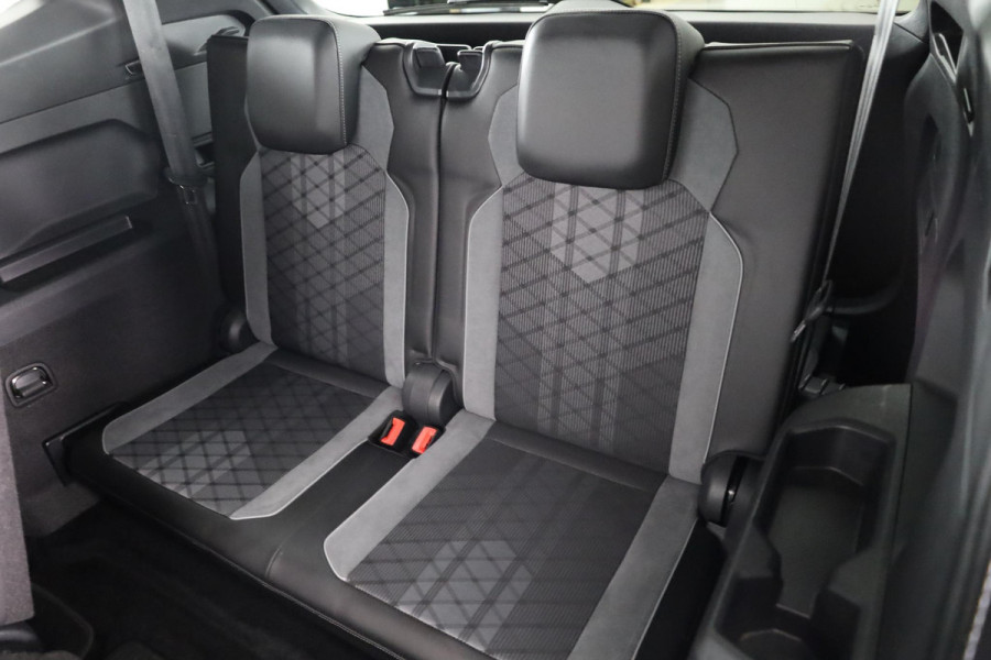 Volkswagen Tiguan Allspace 1.5 TSI R-Line Business 7p. 150 pk | Verlengde garantie | Navigatie | Panoramadak | Parkeersensoren | Adaptieve cruise control | Stoelverwarming | Matrix LED koplampen |