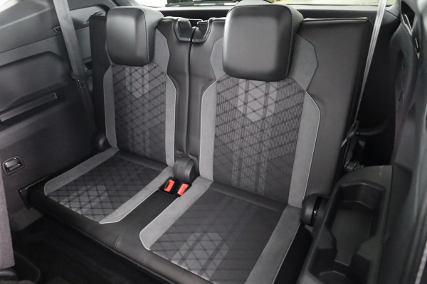 Volkswagen Tiguan Allspace 1.5 TSI R-Line Business 7p. 150 pk | Verlengde garantie | Navigatie | Panoramadak | Parkeersensoren | Adaptieve cruise control | Stoelverwarming | Matrix LED koplampen |