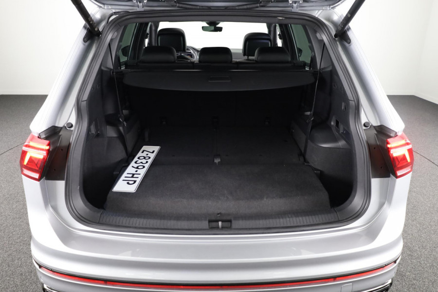Volkswagen Tiguan Allspace 1.5 TSI R-Line Business 7p. 150 pk | Verlengde garantie | Navigatie | Panoramadak | Parkeersensoren | Adaptieve cruise control | Stoelverwarming | Matrix LED koplampen |