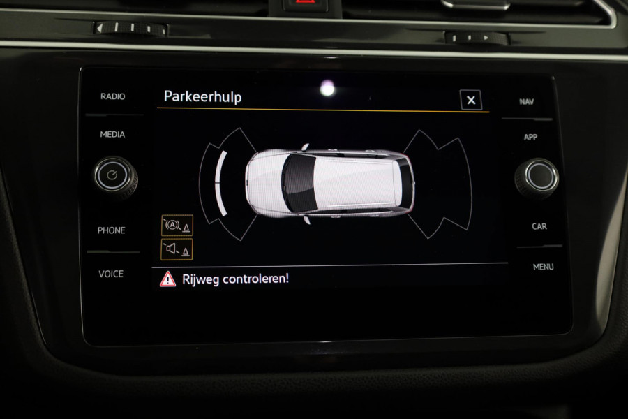 Volkswagen Tiguan Allspace 1.5 TSI R-Line Business 7p. 150 pk | Verlengde garantie | Navigatie | Panoramadak | Parkeersensoren | Adaptieve cruise control | Stoelverwarming | Matrix LED koplampen |