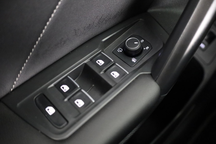 Volkswagen Tiguan Allspace 1.5 TSI R-Line Business 7p. 150 pk | Verlengde garantie | Navigatie | Panoramadak | Parkeersensoren | Adaptieve cruise control | Stoelverwarming | Matrix LED koplampen |