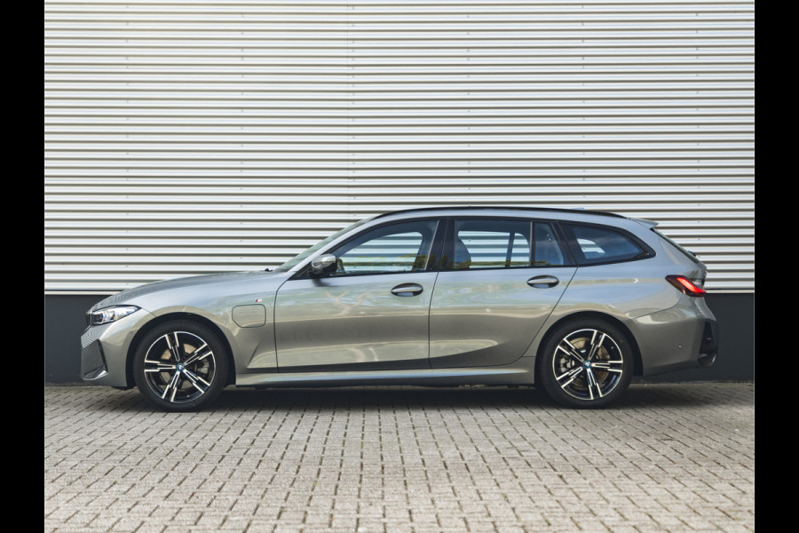 BMW 3 Serie Touring 330e M-Sport - ACC - Trekhaak - Hifi - Stuurwiel verwarmd - Camera