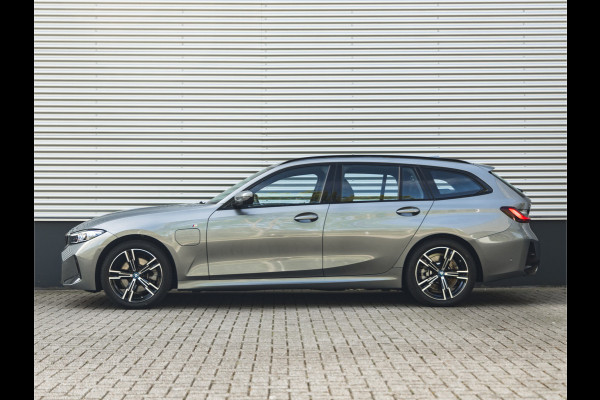 BMW 3 Serie Touring 330e M-Sport - ACC - Trekhaak - Hifi - Stuurwiel verwarmd - Camera