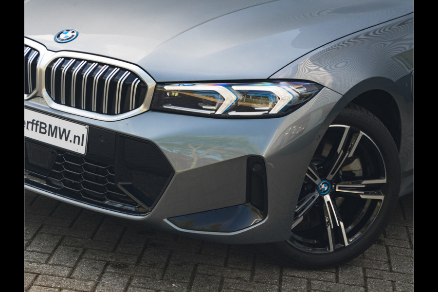 BMW 3 Serie Touring 330e M-Sport - ACC - Trekhaak - Hifi - Stuurwiel verwarmd - Camera