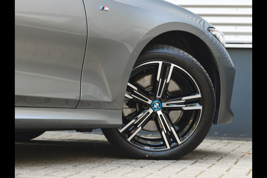 BMW 3 Serie Touring 330e M-Sport - ACC - Trekhaak - Hifi - Stuurwiel verwarmd - Camera