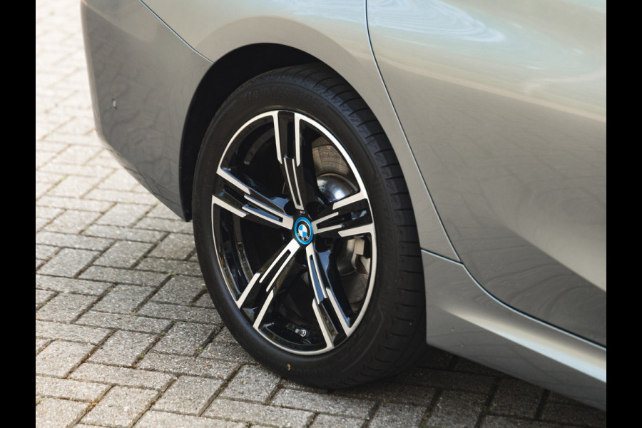 BMW 3 Serie Touring 330e M-Sport - ACC - Trekhaak - Hifi - Stuurwiel verwarmd - Camera