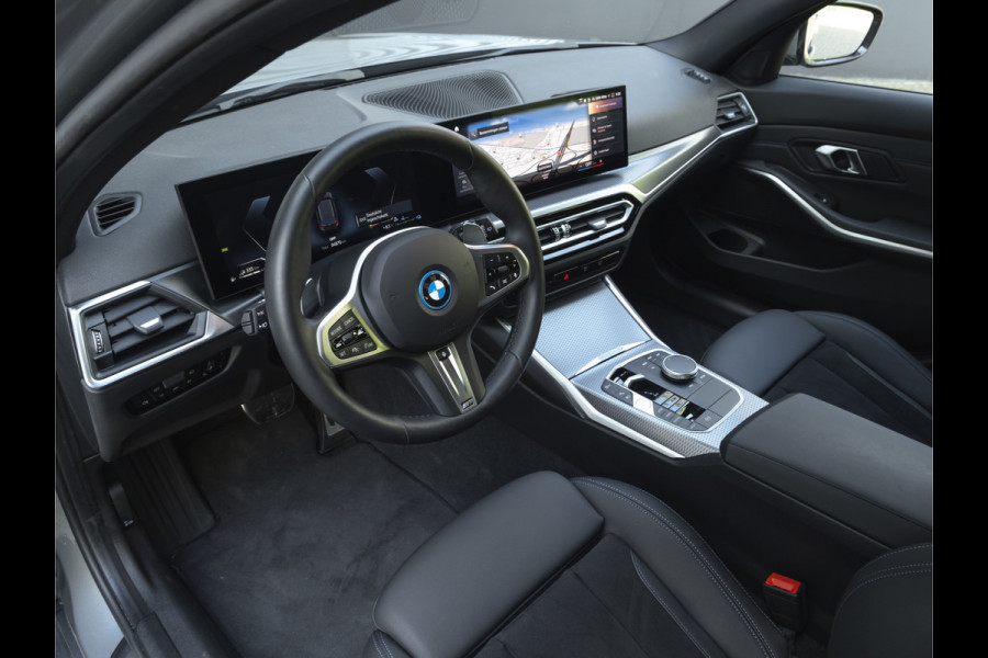 BMW 3 Serie Touring 330e M-Sport - ACC - Trekhaak - Hifi - Stuurwiel verwarmd - Camera
