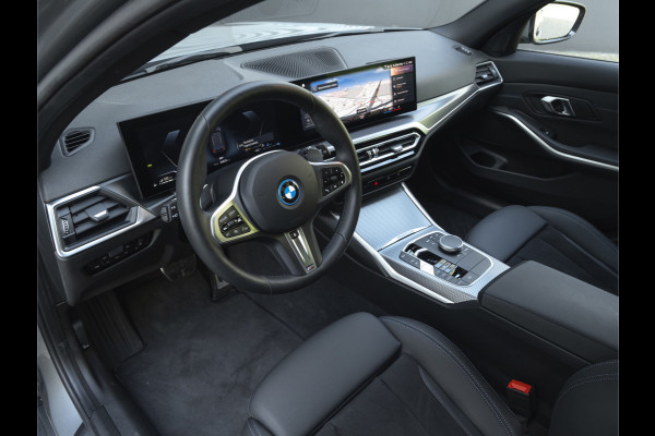 BMW 3 Serie Touring 330e M-Sport - ACC - Trekhaak - Hifi - Stuurwiel verwarmd - Camera