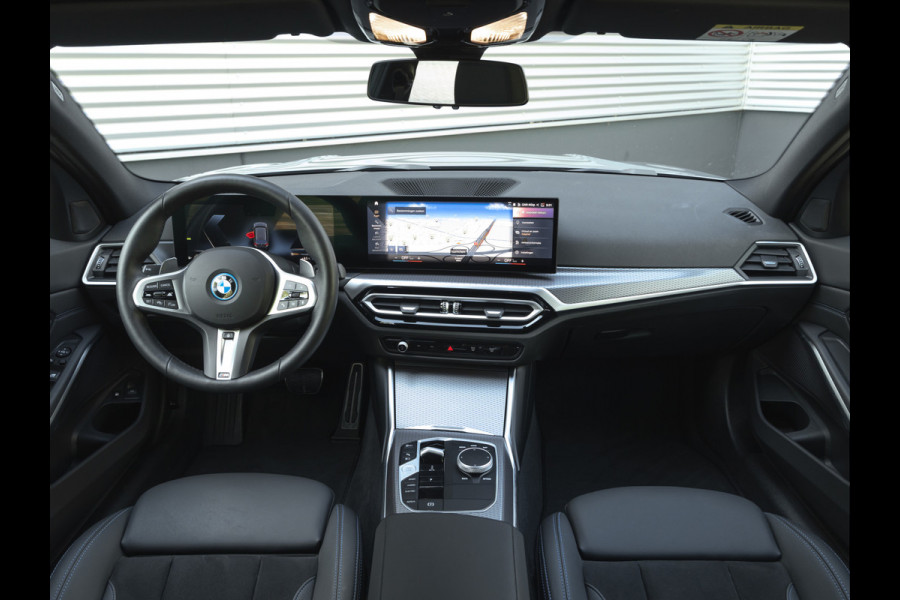 BMW 3 Serie Touring 330e M-Sport - ACC - Trekhaak - Hifi - Stuurwiel verwarmd - Camera