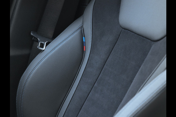 BMW 3 Serie Touring 330e M-Sport - ACC - Trekhaak - Hifi - Stuurwiel verwarmd - Camera