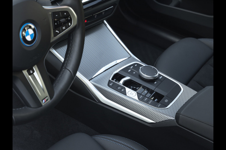 BMW 3 Serie Touring 330e M-Sport - ACC - Trekhaak - Hifi - Stuurwiel verwarmd - Camera