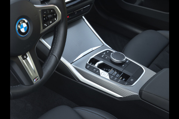 BMW 3 Serie Touring 330e M-Sport - ACC - Trekhaak - Hifi - Stuurwiel verwarmd - Camera