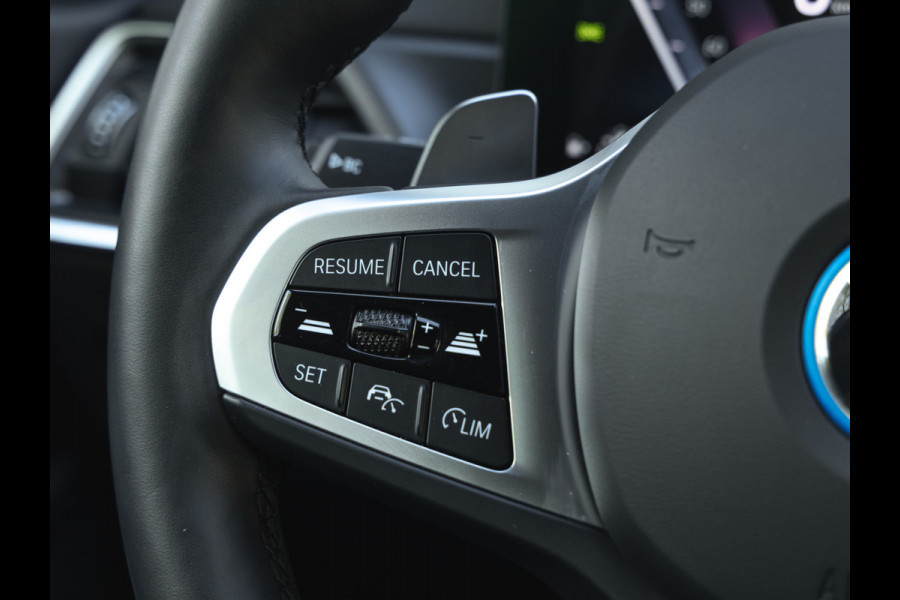 BMW 3 Serie Touring 330e M-Sport - ACC - Trekhaak - Hifi - Stuurwiel verwarmd - Camera