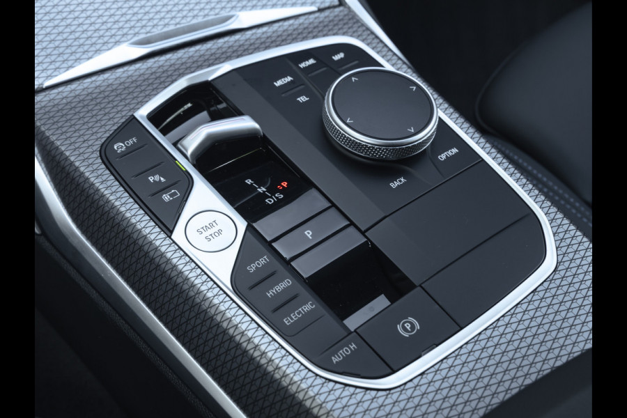 BMW 3 Serie Touring 330e M-Sport - ACC - Trekhaak - Hifi - Stuurwiel verwarmd - Camera
