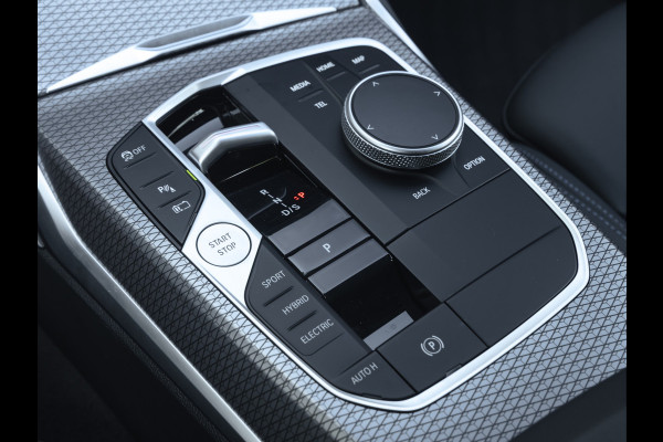 BMW 3 Serie Touring 330e M-Sport - ACC - Trekhaak - Hifi - Stuurwiel verwarmd - Camera
