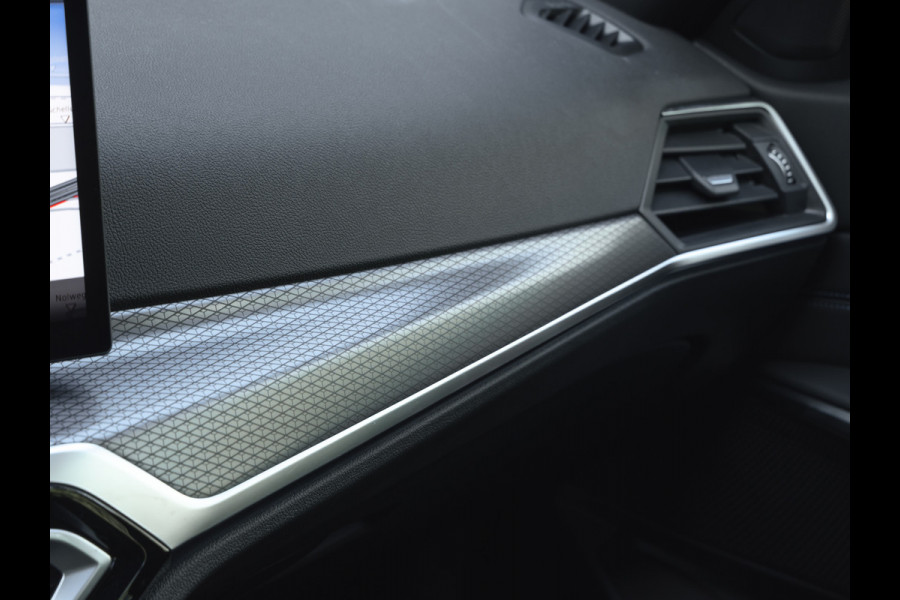 BMW 3 Serie Touring 330e M-Sport - ACC - Trekhaak - Hifi - Stuurwiel verwarmd - Camera