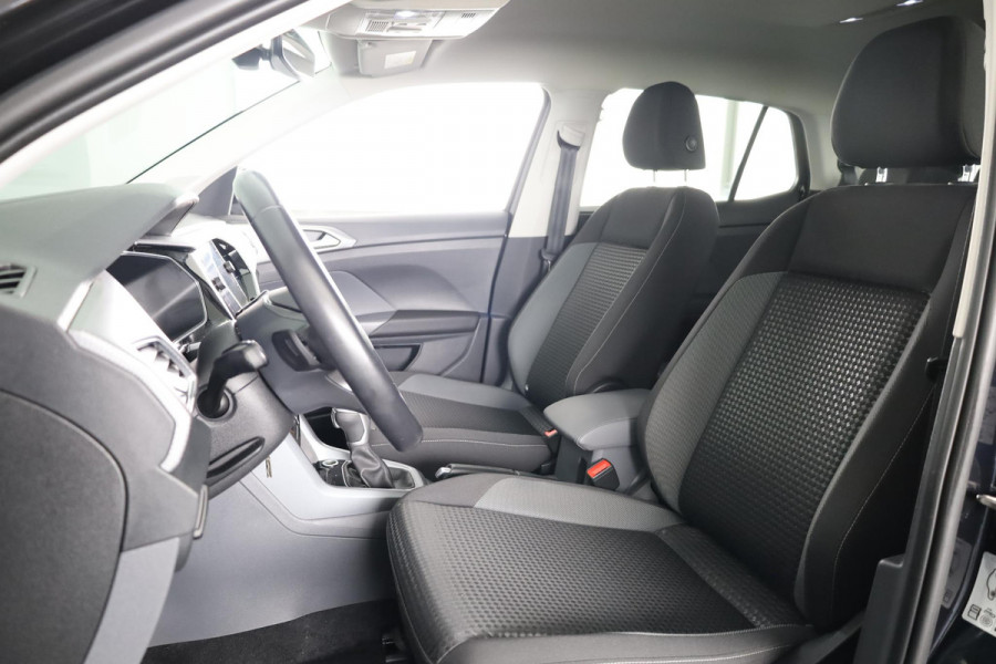 Volkswagen T-Cross 1.0 TSI R-Line 110 pk Automaat (DSG) | Navigatie | Parkeersensoren | Adaptieve cruise control | Autom. airco | Stoelverwarming | Digitaal instrumentenpaneel |