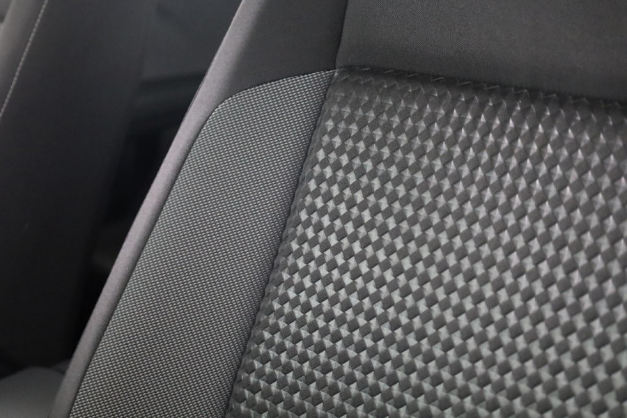 Volkswagen T-Cross 1.0 TSI R-Line 110 pk Automaat (DSG) | Navigatie | Parkeersensoren | Adaptieve cruise control | Autom. airco | Stoelverwarming | Digitaal instrumentenpaneel |