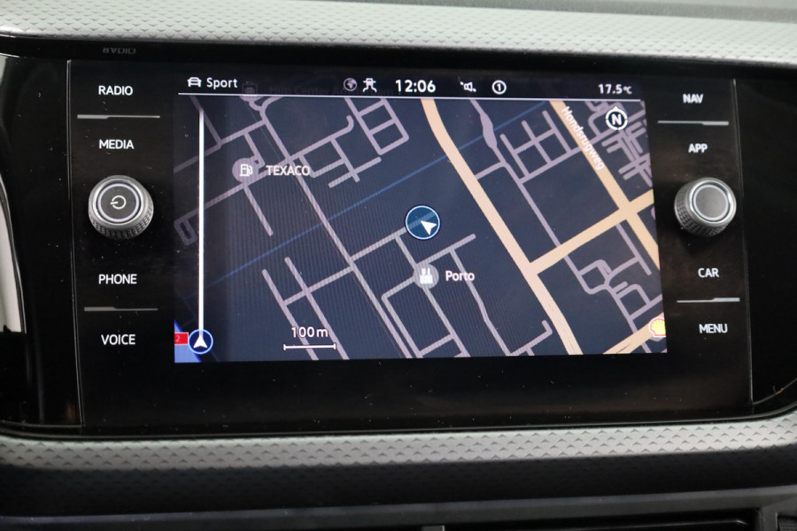 Volkswagen T-Cross 1.0 TSI R-Line 110 pk Automaat (DSG) | Navigatie | Parkeersensoren | Adaptieve cruise control | Autom. airco | Stoelverwarming | Digitaal instrumentenpaneel |