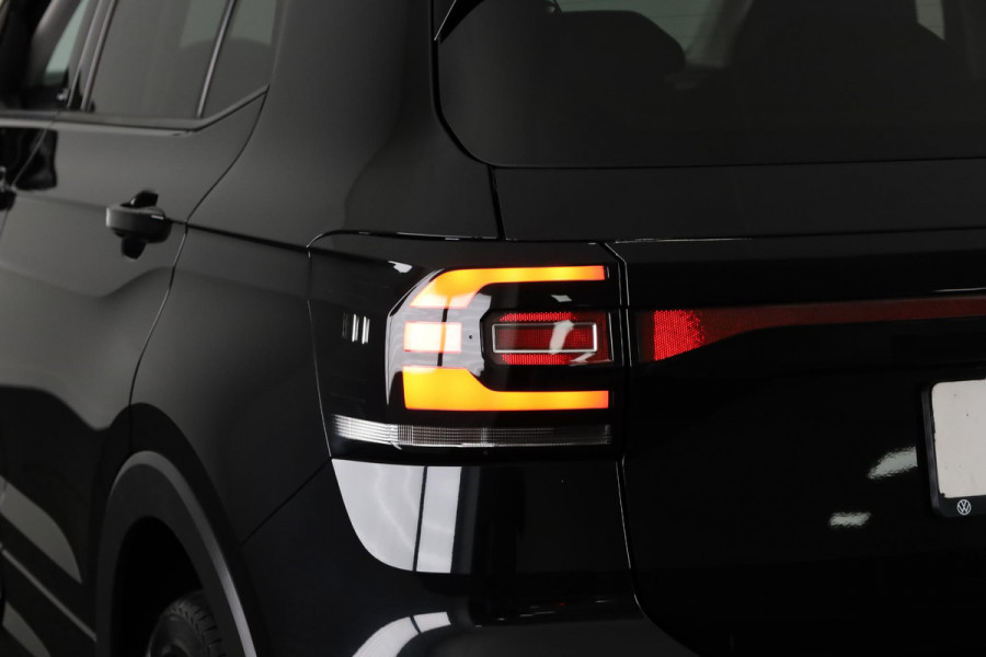 Volkswagen T-Cross 1.0 TSI R-Line 110 pk Automaat (DSG) | Navigatie | Parkeersensoren | Adaptieve cruise control | Autom. airco | Stoelverwarming | Digitaal instrumentenpaneel |