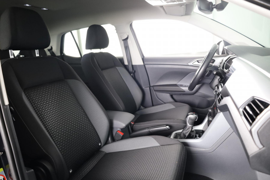 Volkswagen T-Cross 1.0 TSI R-Line 110 pk Automaat (DSG) | Navigatie | Parkeersensoren | Adaptieve cruise control | Autom. airco | Stoelverwarming | Digitaal instrumentenpaneel |