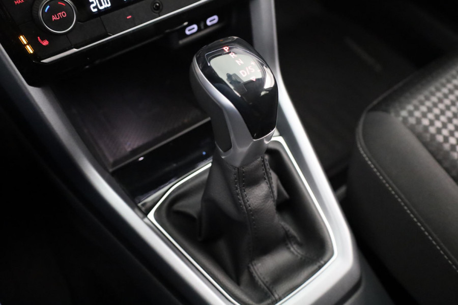 Volkswagen T-Cross 1.0 TSI R-Line 110 pk Automaat (DSG) | Navigatie | Parkeersensoren | Adaptieve cruise control | Autom. airco | Stoelverwarming | Digitaal instrumentenpaneel |