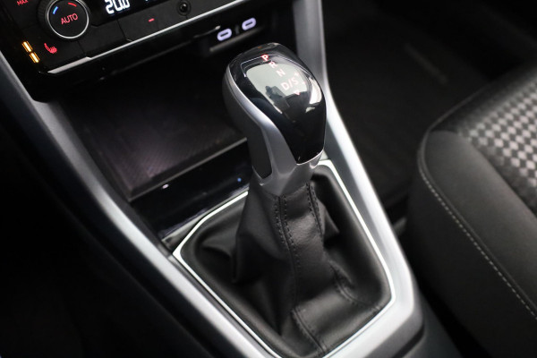 Volkswagen T-Cross 1.0 TSI R-Line 110 pk Automaat (DSG) | Navigatie | Parkeersensoren | Adaptieve cruise control | Autom. airco | Stoelverwarming | Digitaal instrumentenpaneel |