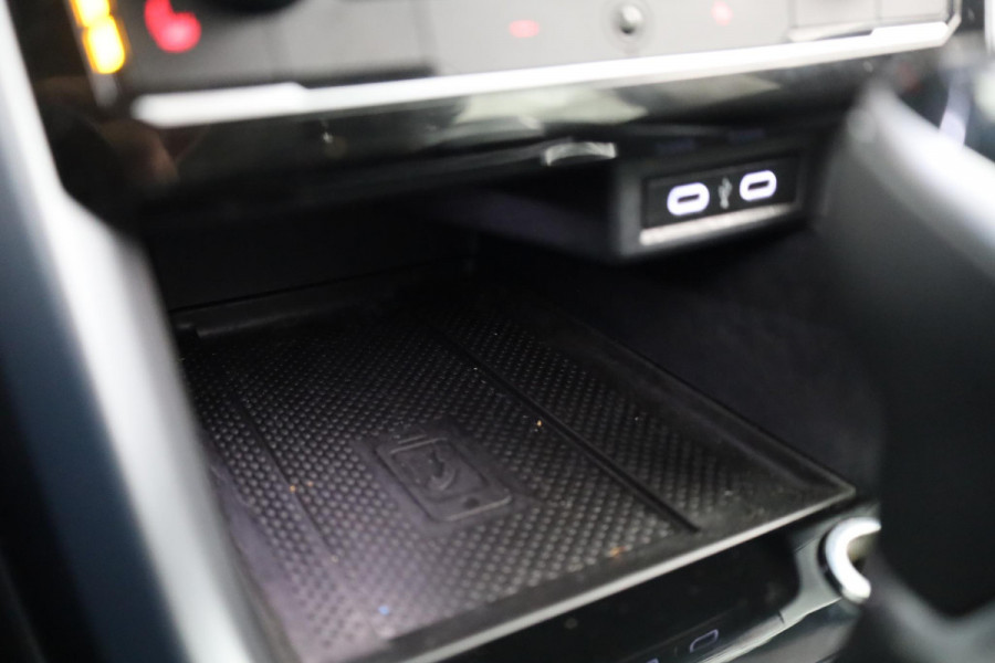 Volkswagen T-Cross 1.0 TSI R-Line 110 pk Automaat (DSG) | Navigatie | Parkeersensoren | Adaptieve cruise control | Autom. airco | Stoelverwarming | Digitaal instrumentenpaneel |