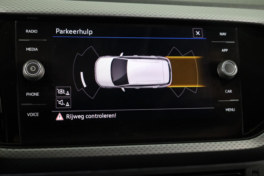 Volkswagen T-Cross 1.0 TSI R-Line 110 pk Automaat (DSG) | Navigatie | Parkeersensoren | Adaptieve cruise control | Autom. airco | Stoelverwarming | Digitaal instrumentenpaneel |