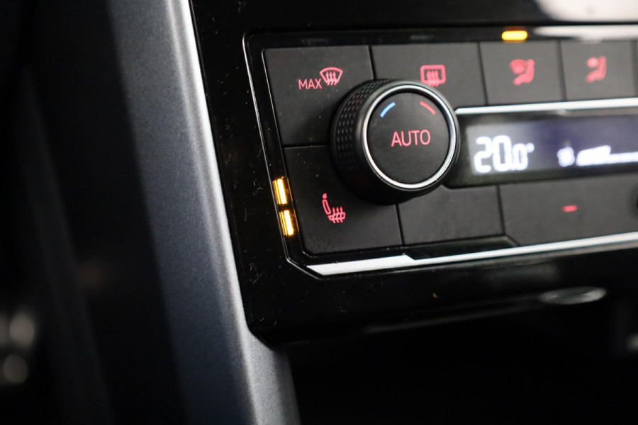 Volkswagen T-Cross 1.0 TSI R-Line 110 pk Automaat (DSG) | Navigatie | Parkeersensoren | Adaptieve cruise control | Autom. airco | Stoelverwarming | Digitaal instrumentenpaneel |