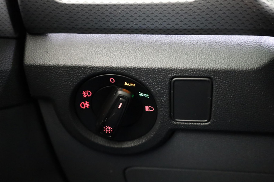 Volkswagen T-Cross 1.0 TSI R-Line 110 pk Automaat (DSG) | Navigatie | Parkeersensoren | Adaptieve cruise control | Autom. airco | Stoelverwarming | Digitaal instrumentenpaneel |