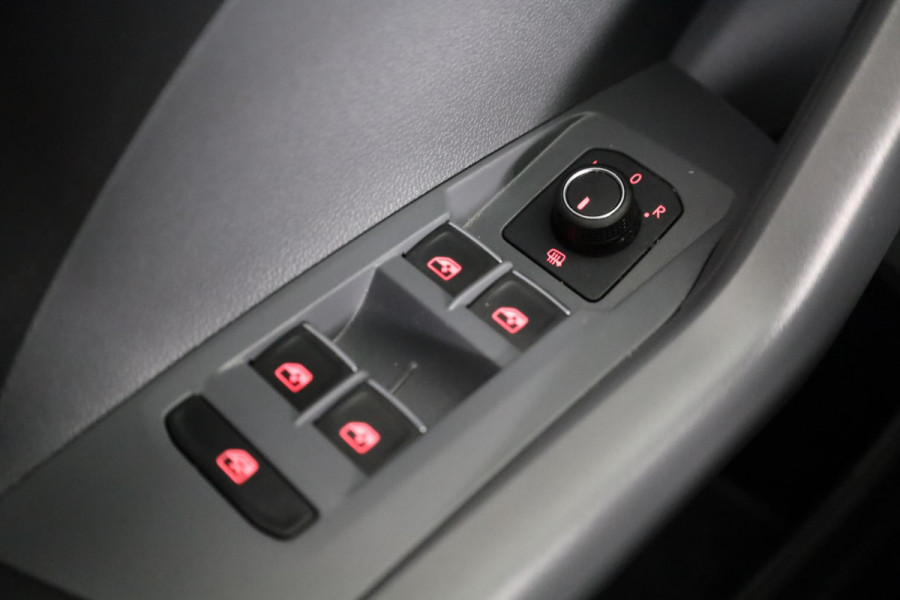 Volkswagen T-Cross 1.0 TSI R-Line 110 pk Automaat (DSG) | Navigatie | Parkeersensoren | Adaptieve cruise control | Autom. airco | Stoelverwarming | Digitaal instrumentenpaneel |
