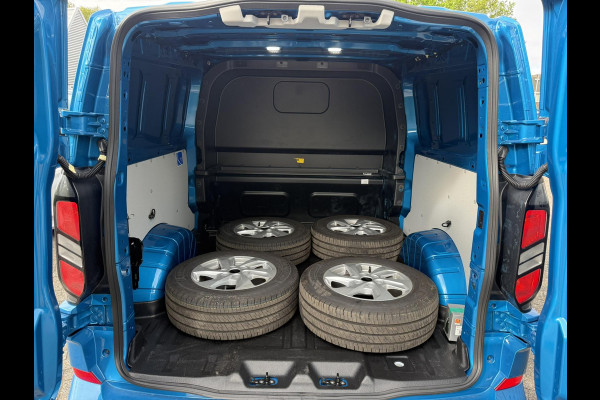 Ford Transit Custom 300 2.0 TDCI L2H1 Limited DC 136pk | SCI | Dubbele Cabine | Digital Aqua Blue | Trekhaak | Dubbele Schuifdeur | Bijrijdersstoel | Sidesteps | Bumperpakket | Zwarte velgen  | Stoelverwarming | Camera