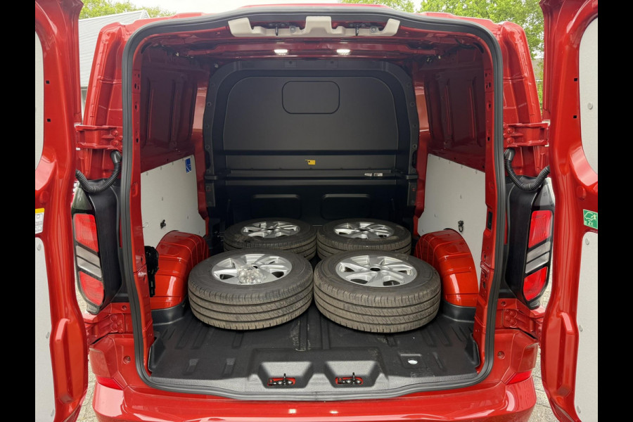 Ford Transit Custom 300 2.0 TDCI L2H1 Limited DC | SCI | 136pk | Artisan Red | Dubbele Cabine | Trekhaak | Dubbele Schuifdeur | Bijrijdersstoel | Sidesteps | Bumperpakket | Zwarte velgen  | Stoelverwarming | Camera