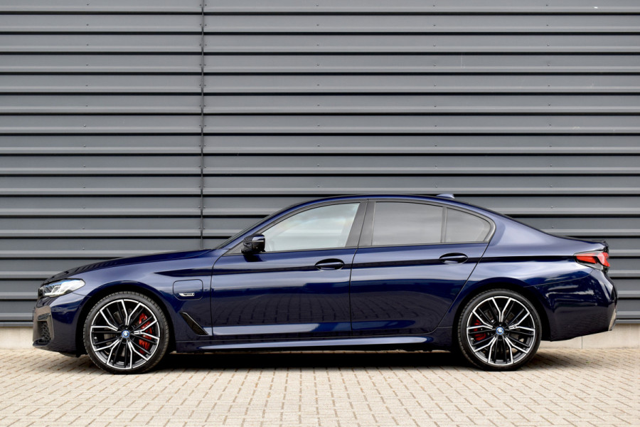 BMW 5 Serie 545e xDrive 394pk M Sport Plus | Laserlight | 20'' Velgen | 360 Camera | Comfort Zetels | Head-Up | Memory |