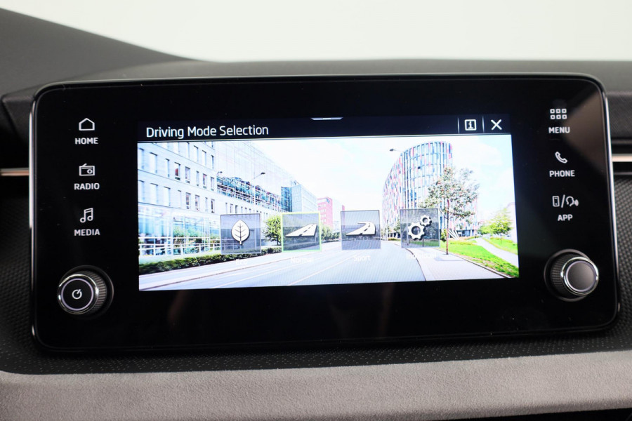Škoda Kamiq Business Edition 1.0 TSI 115 pk 6 versn. Hand | Trekhaak | Stoelverwarming | Achteruitrijcamera |Apple CarPlay | Android Auto