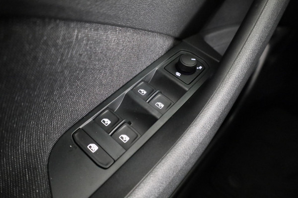 Škoda Kamiq Business Edition 1.0 TSI 115 pk 6 versn. Hand | Trekhaak | Stoelverwarming | Achteruitrijcamera |Apple CarPlay | Android Auto