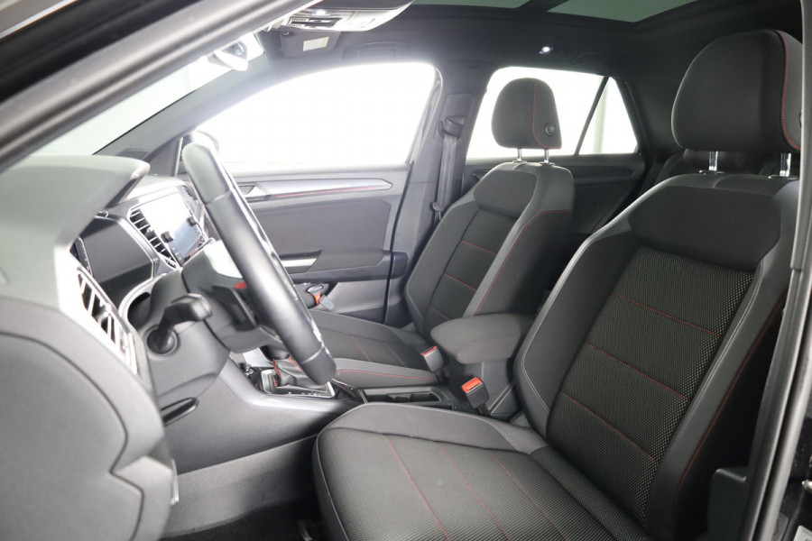 Volkswagen T-Roc 1.5 TSI Sport 150 pk Automaat (DSG) | Navigatie via App | Panoramadak | Parkeersensoren | Achteruitrijcamera | Adaptieve cruise control | Stoelverwarming |