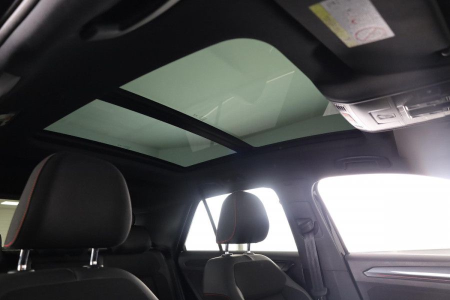 Volkswagen T-Roc 1.5 TSI Sport 150 pk Automaat (DSG) | Navigatie via App | Panoramadak | Parkeersensoren | Achteruitrijcamera | Adaptieve cruise control | Stoelverwarming |