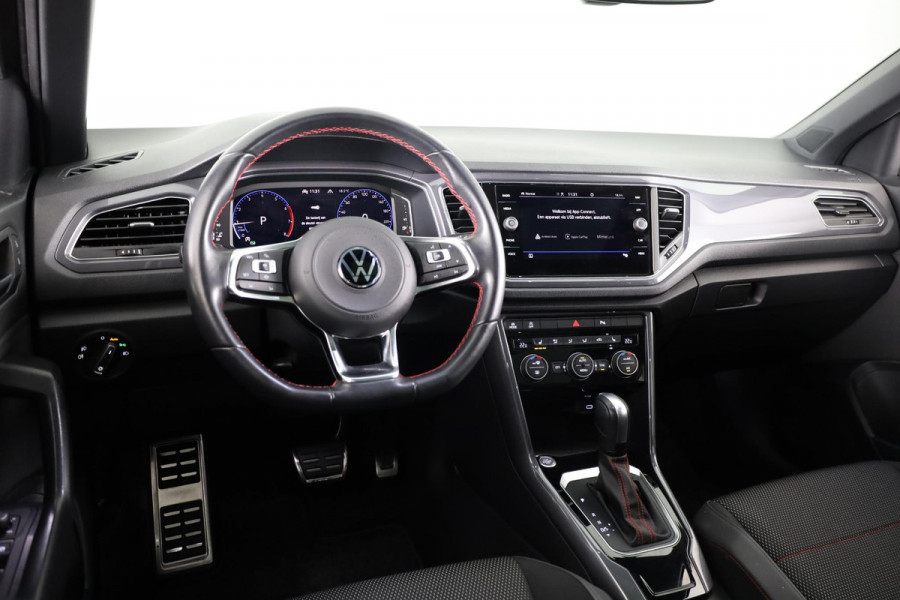 Volkswagen T-Roc 1.5 TSI Sport 150 pk Automaat (DSG) | Navigatie via App | Panoramadak | Parkeersensoren | Achteruitrijcamera | Adaptieve cruise control | Stoelverwarming |