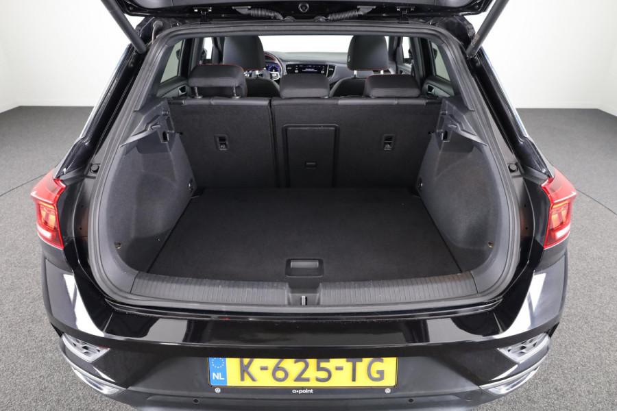 Volkswagen T-Roc 1.5 TSI Sport 150 pk Automaat (DSG) | Navigatie via App | Panoramadak | Parkeersensoren | Achteruitrijcamera | Adaptieve cruise control | Stoelverwarming |